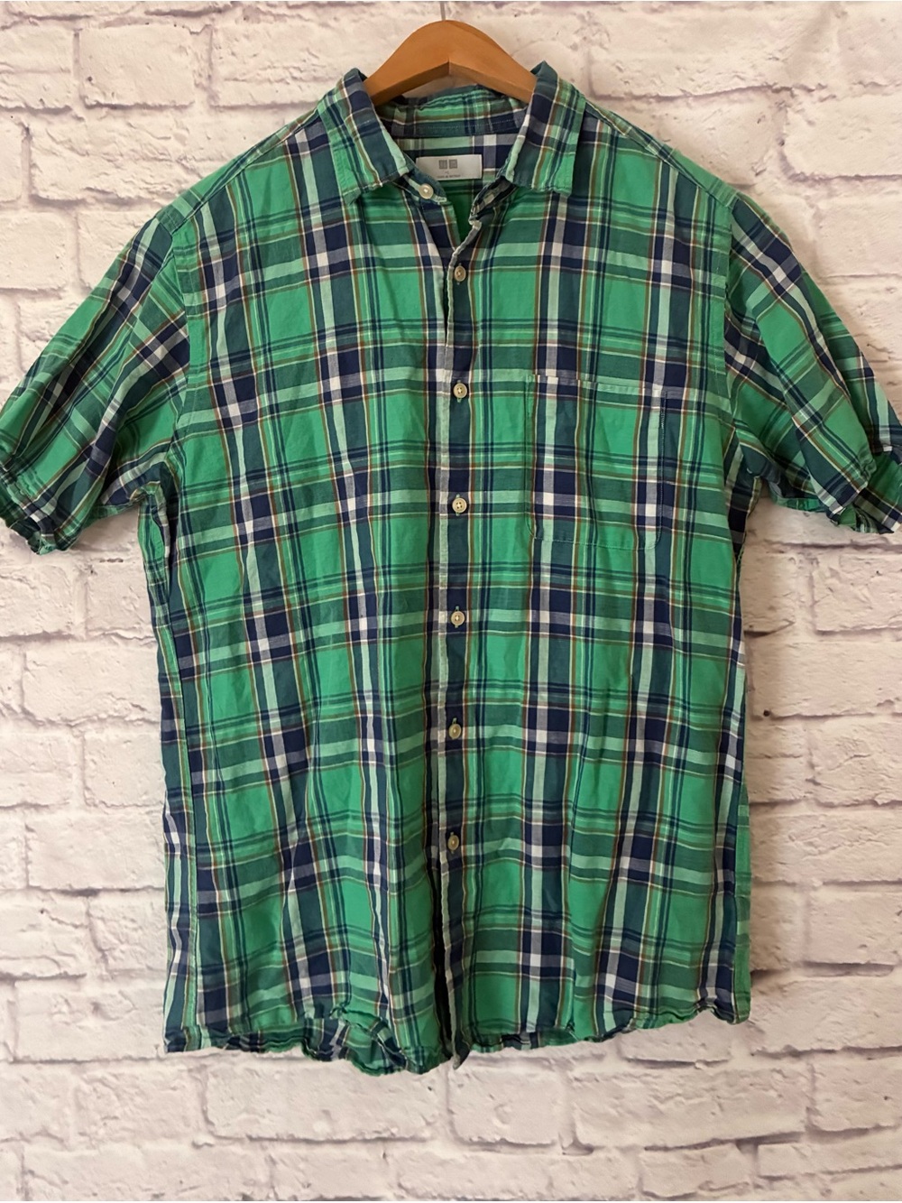 Uniqlo Men's Green Plaid Short-Sleeve Button-Down Shirt - Large